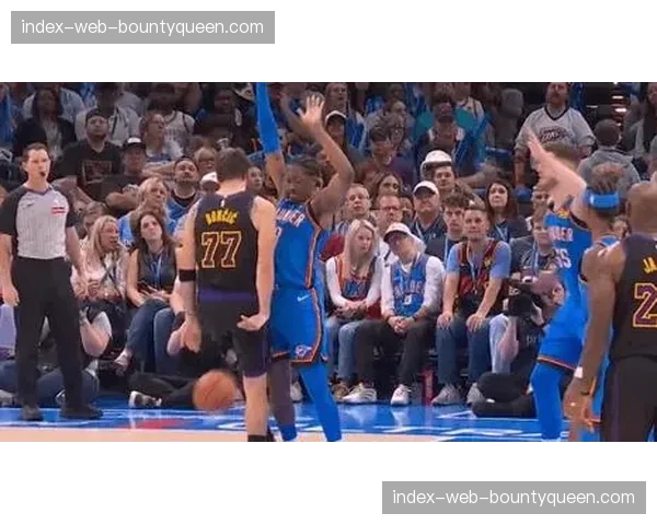 雷霆139-96狂胜湖人，东契奇比赛中腿筋拉伤退场