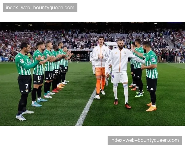 特写：比赛结束后，双方球员列队相互击掌致意，并一同清理休息区